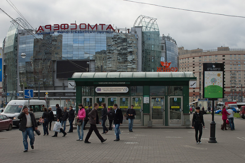 Проститутки у метро Комендантский проспект, шлюхи на коменде